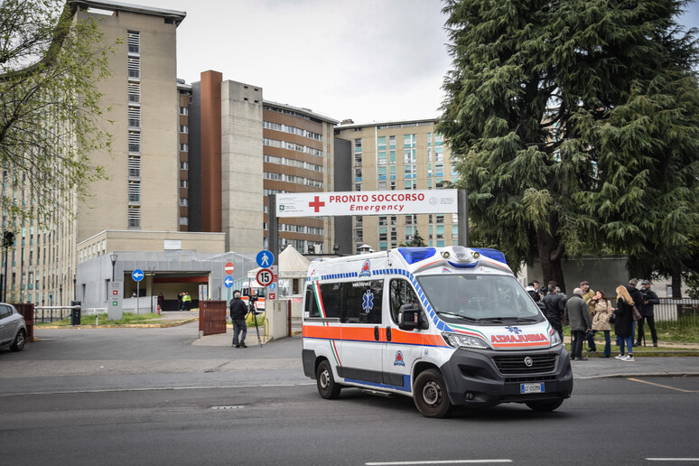 Detenuto evade dall’ospedale, grave l’agente che lo insegue