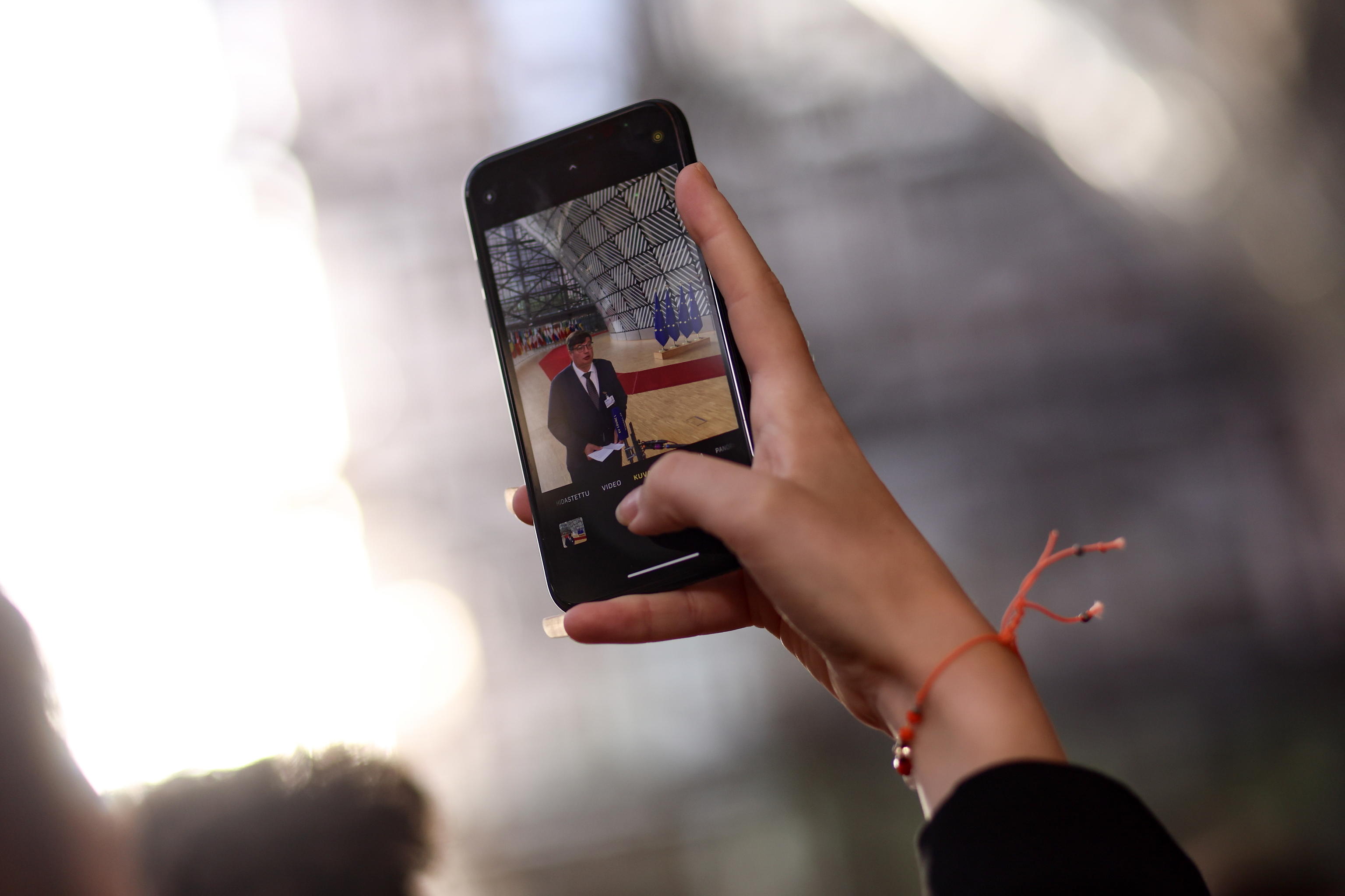 Boom smartphone e WhatsApp nel rapporto Censis sui media