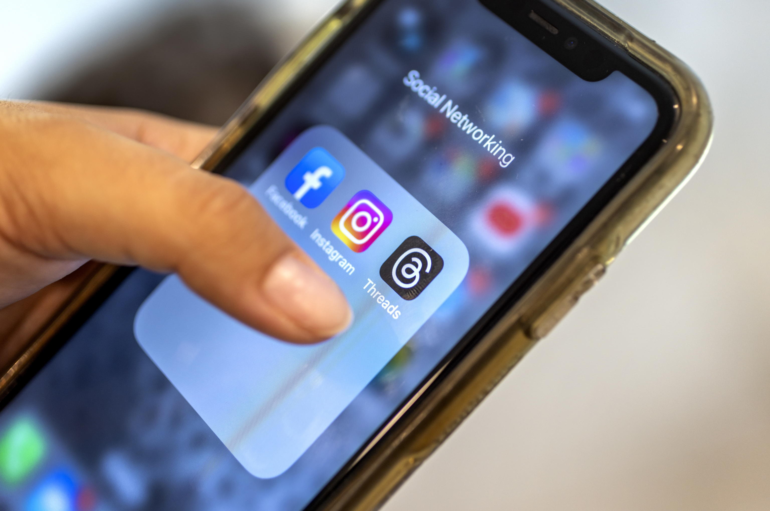 Meta: un attacco ai “profili” degli adolescenti