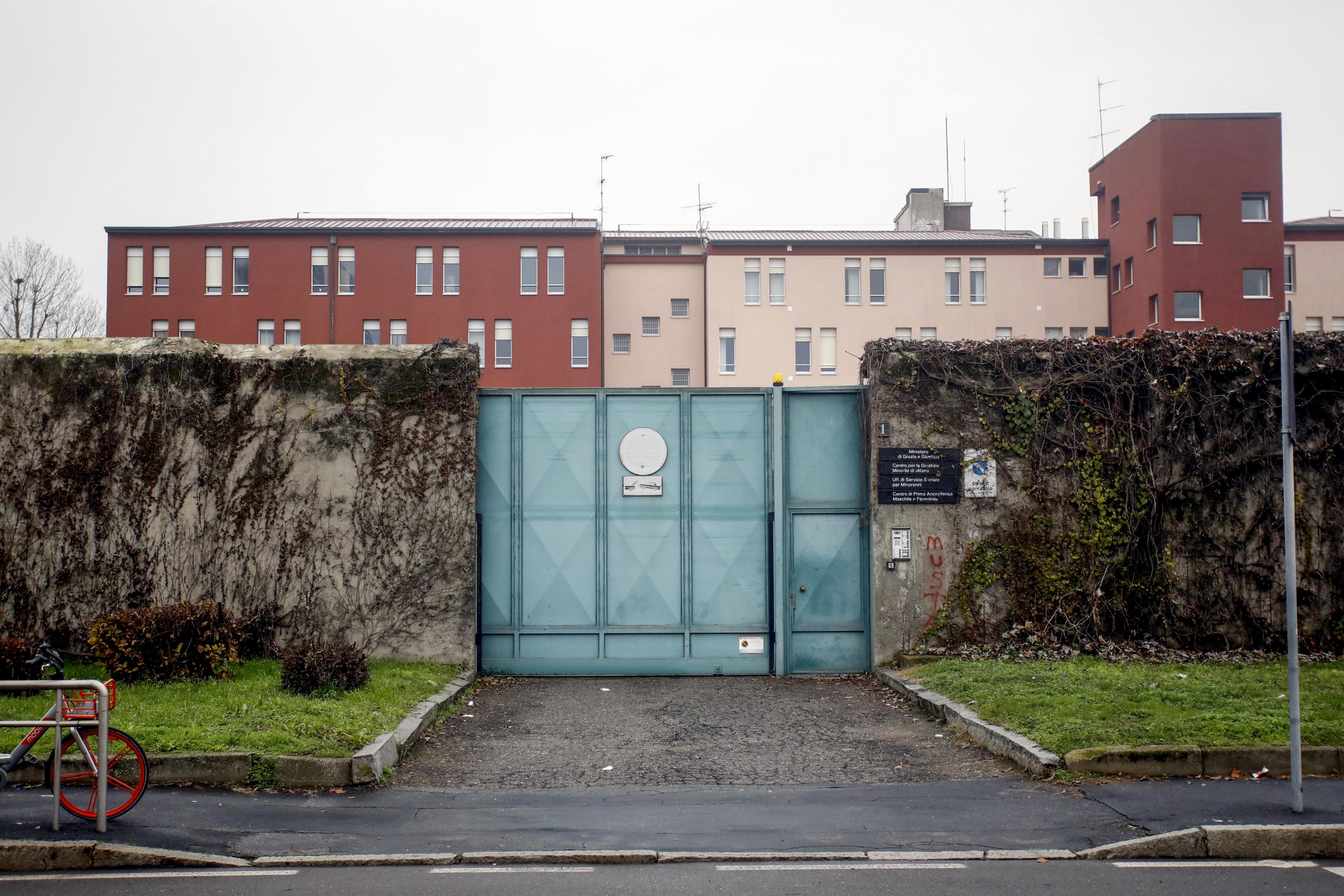 Maltrattamenti nel carcere minorile a Milano