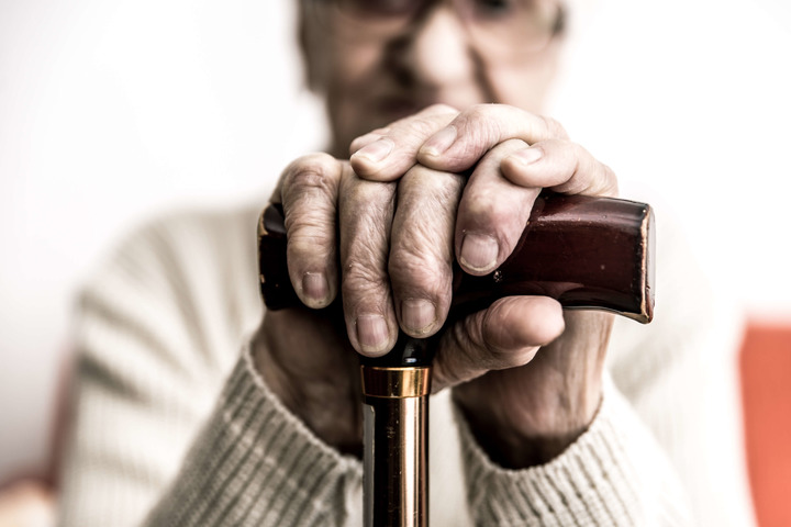 Assistenza anziani: spara alla moglie malata di Alzheimer (Video)