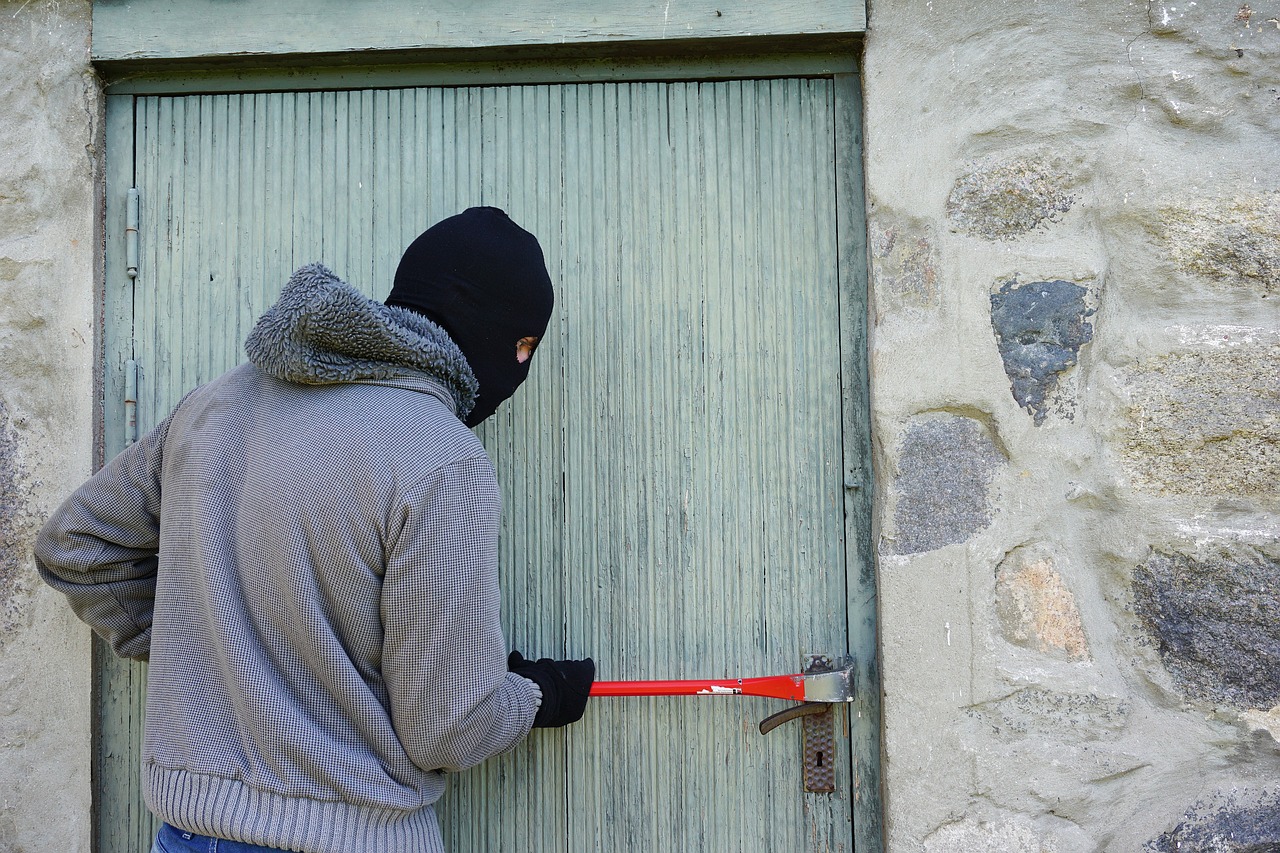 Paure pre-vacanze: dai furti in casa al maltempo, i timori più diffusi 