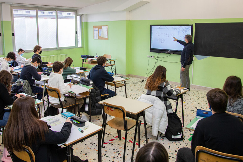 Gli insegnanti italiani hanno gli stipendi peggiori al mondo