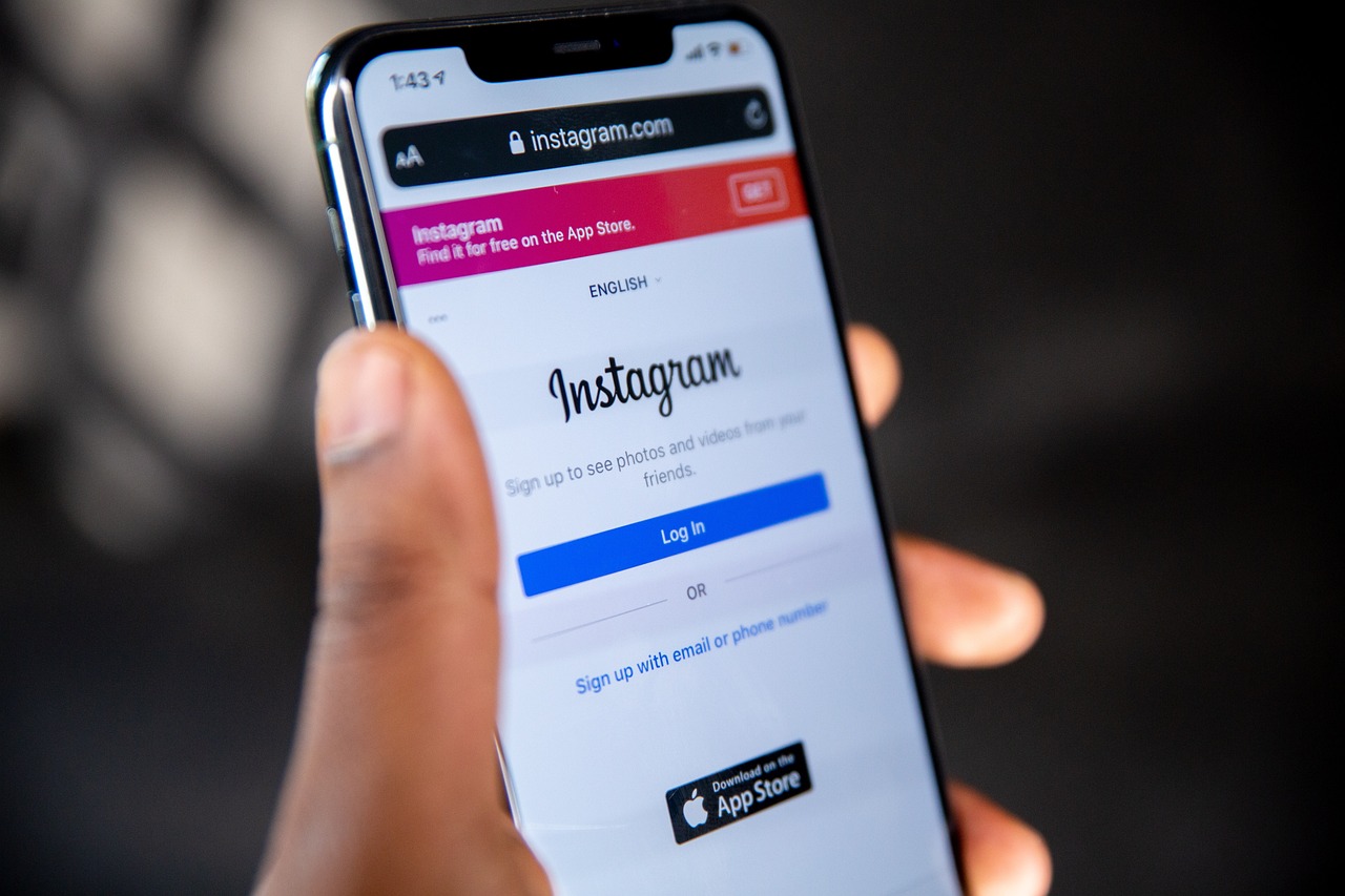 Instagram contro la sextortion