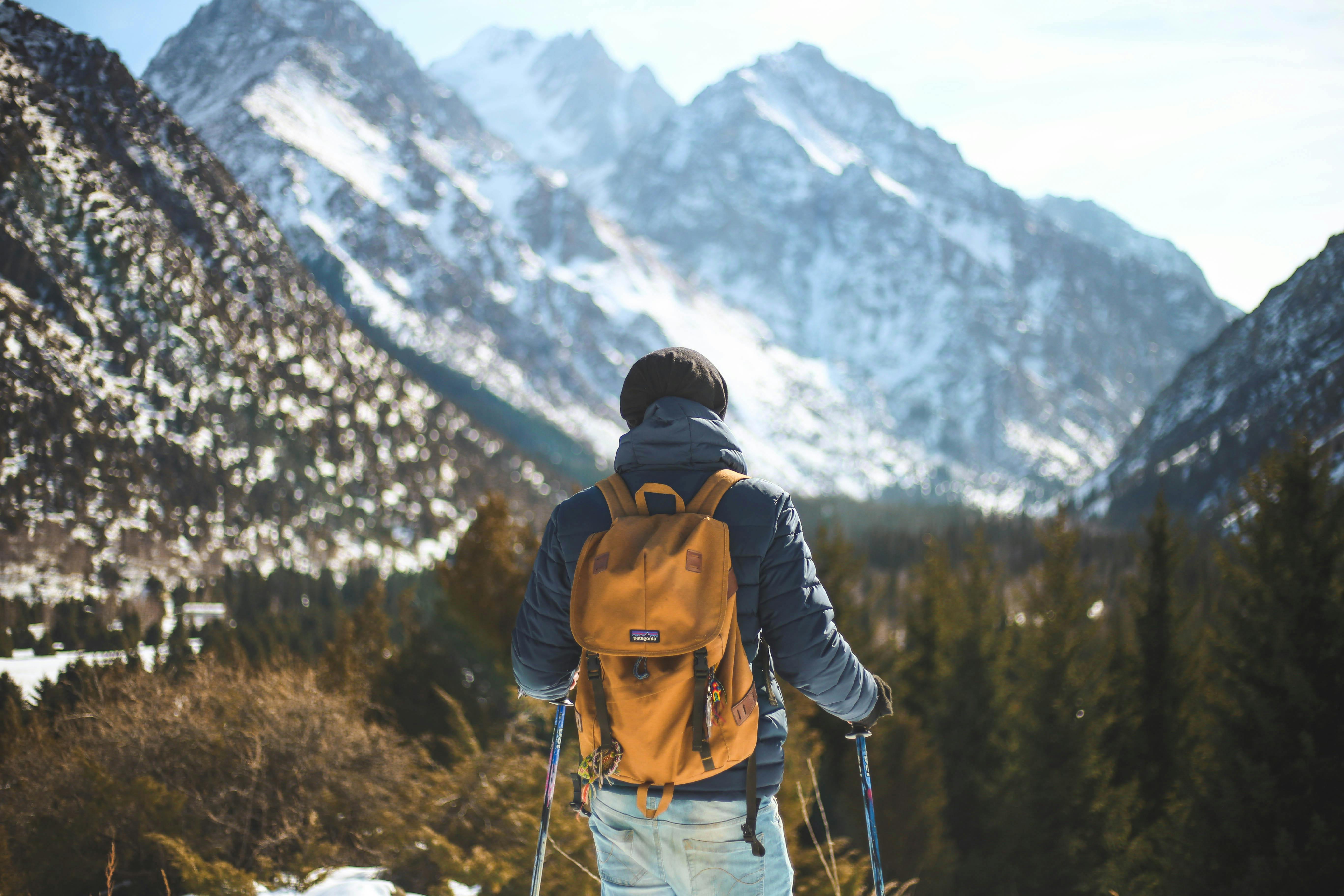 L’essenziale nello zaino: come prepararsi per una giornata in montagna