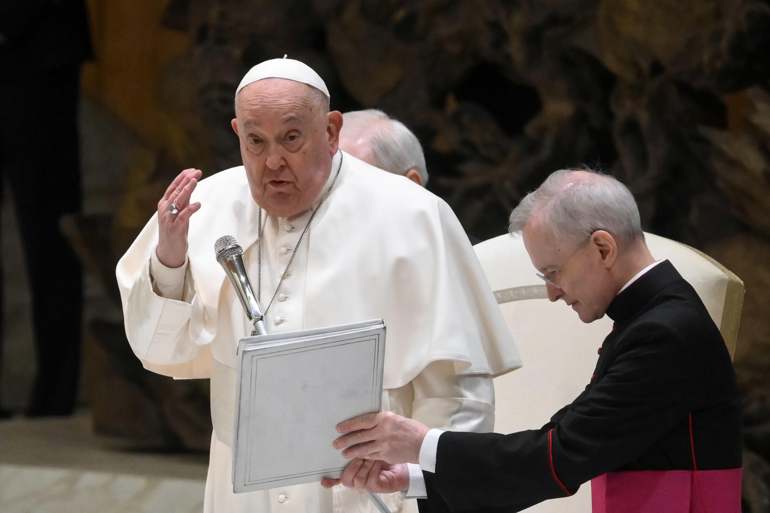 Il Papa prosegue la fisioterapia per la mobilità