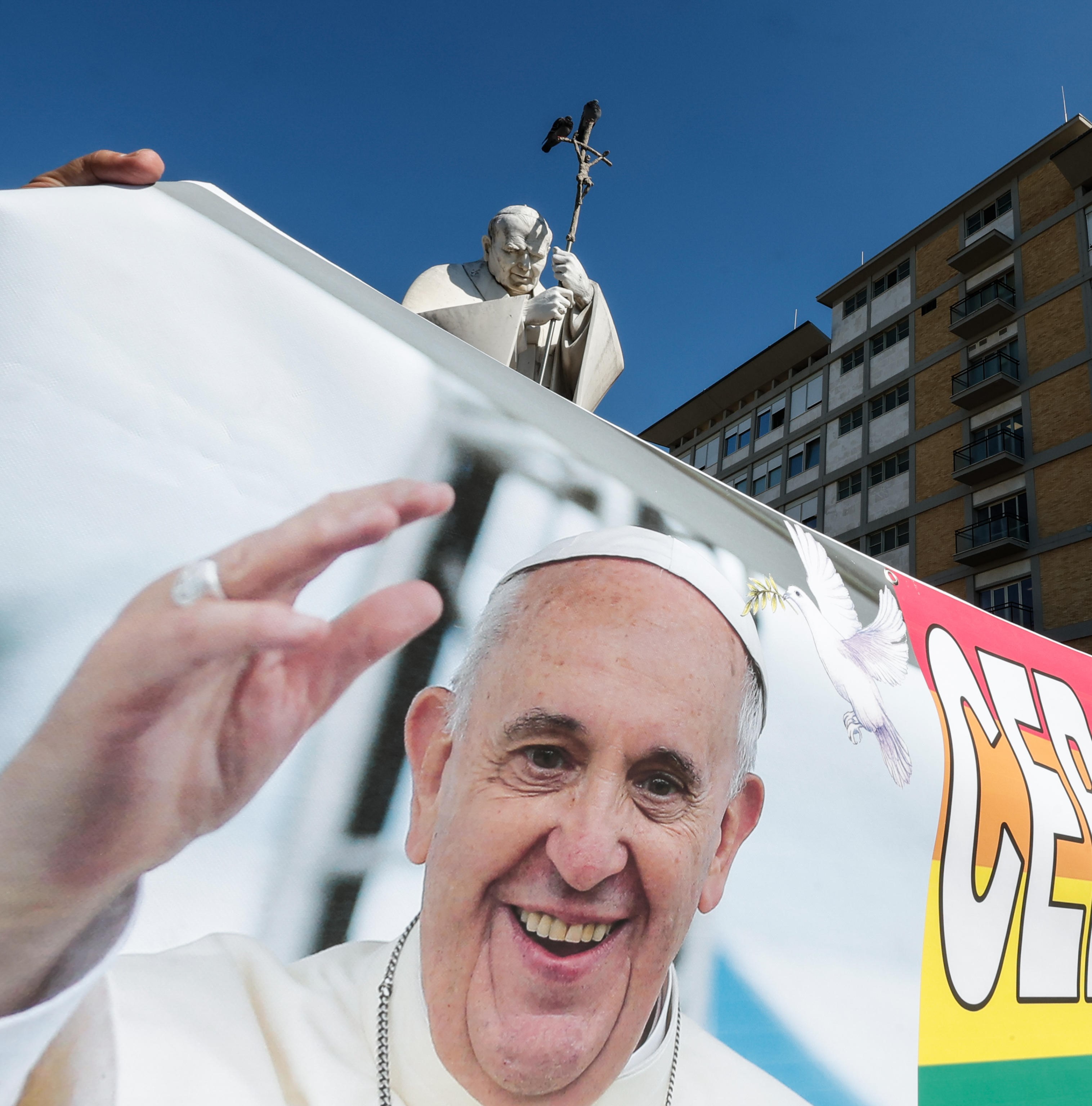 Il Papa prosegue la terapia prescritta e gli esercizi motori