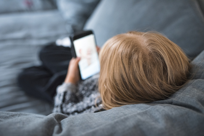 Rapporto Ocse: bambini in ansia senza smartphone