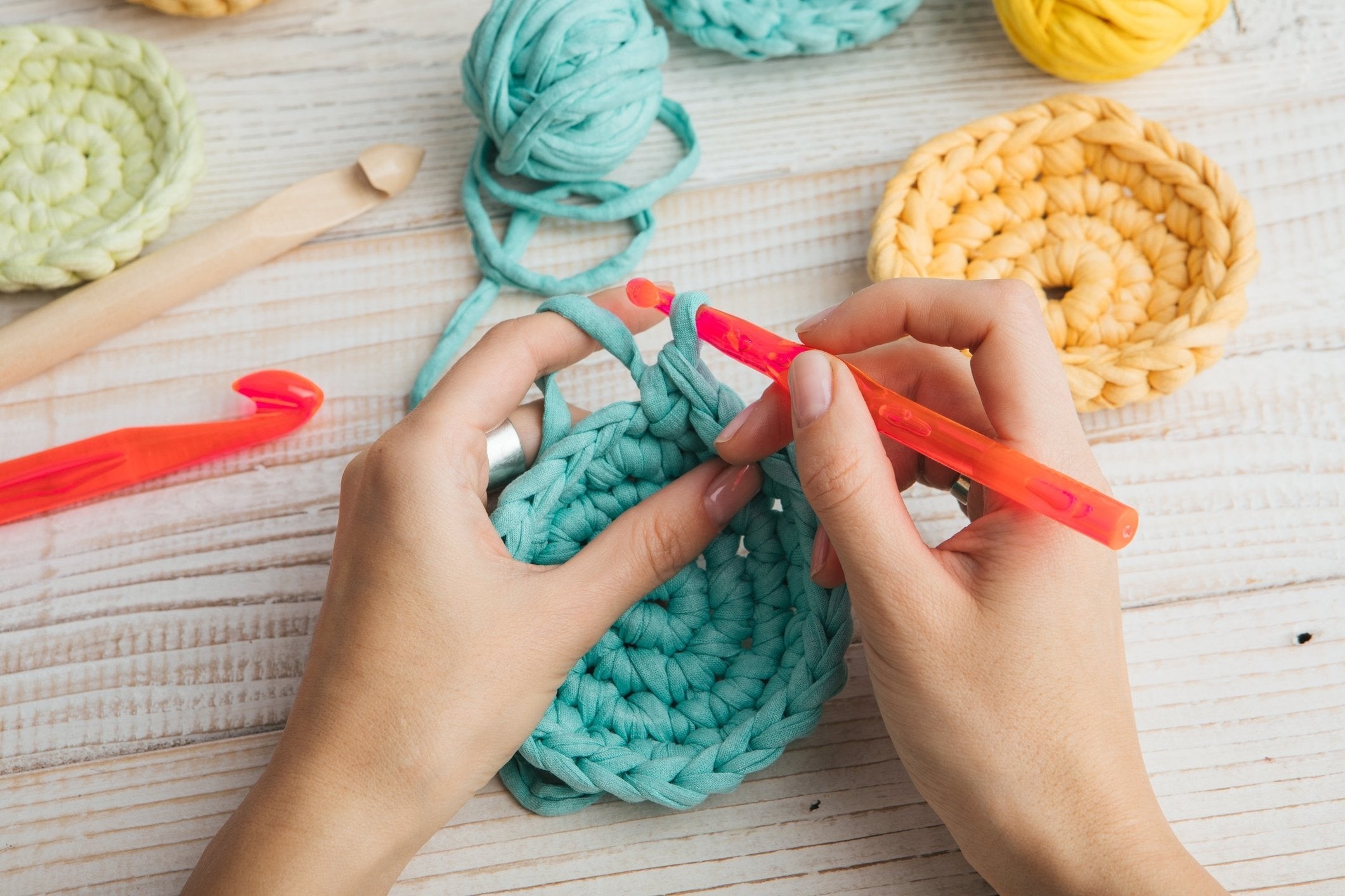 Il ritorno agli hobby manuali: benefici per la salute e per il portafogli