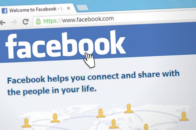 Facebook avvia i test per analizzare le foto sullo smartphone
