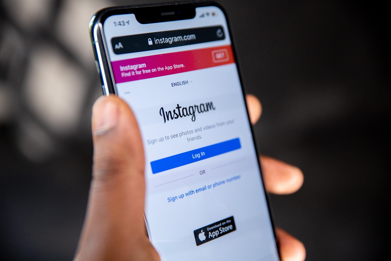 Instagram, la stretta sui messaggi diretti agli adolescenti