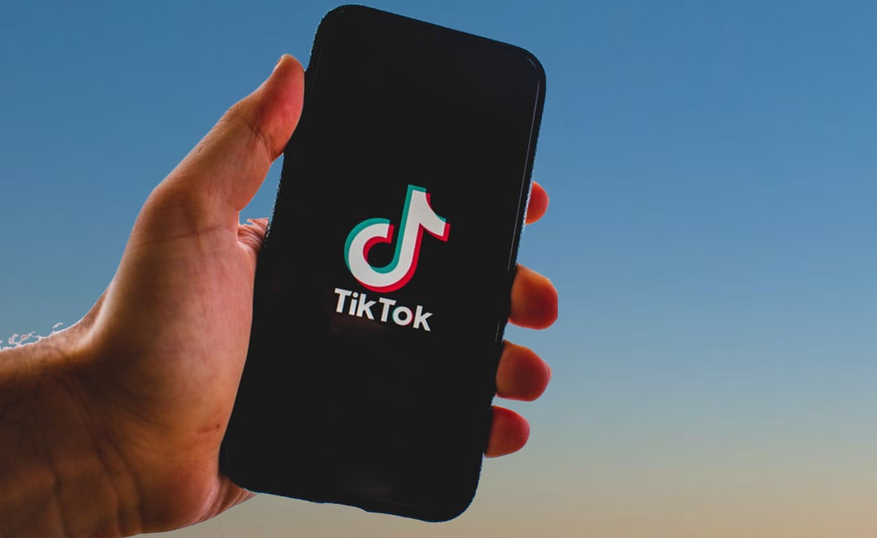 TikTok, nuove funzioni di sicurezza per adolescenti e creator