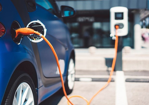 La spina dello Stato: senza sussidi l’elettrico si spegne
