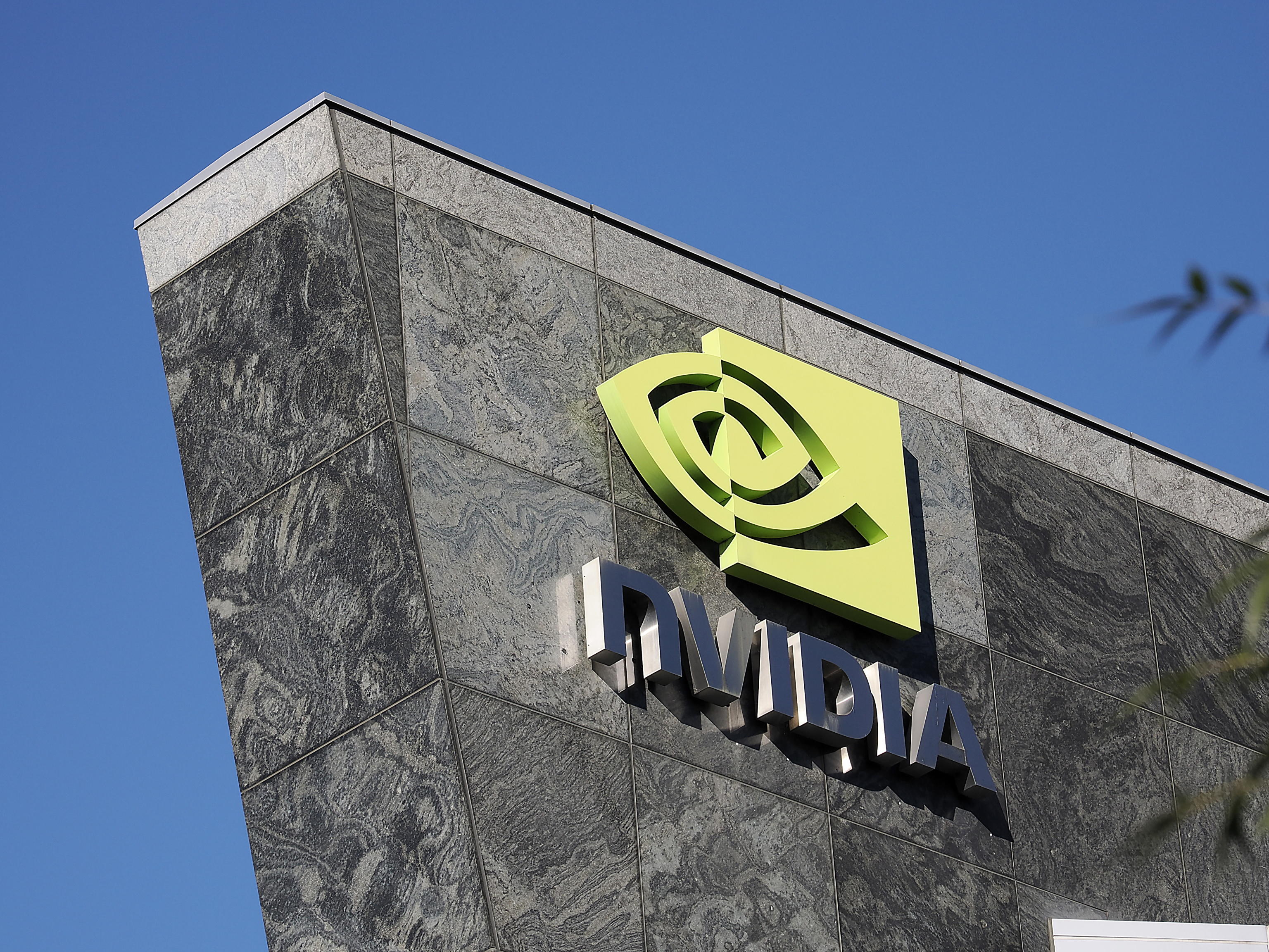 Nvidia e Microsoft investono 15 miliardi di dollari su Anthropic