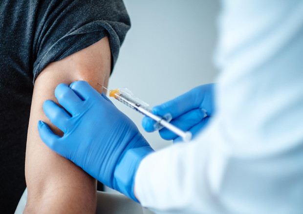 I vaccini anti-covid: il caso del militare diventato cieco 