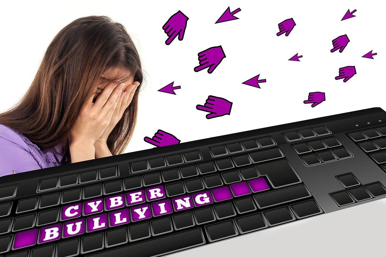 Ferite invisibili, i giovani italiani tra bullismo e solitudine digitale