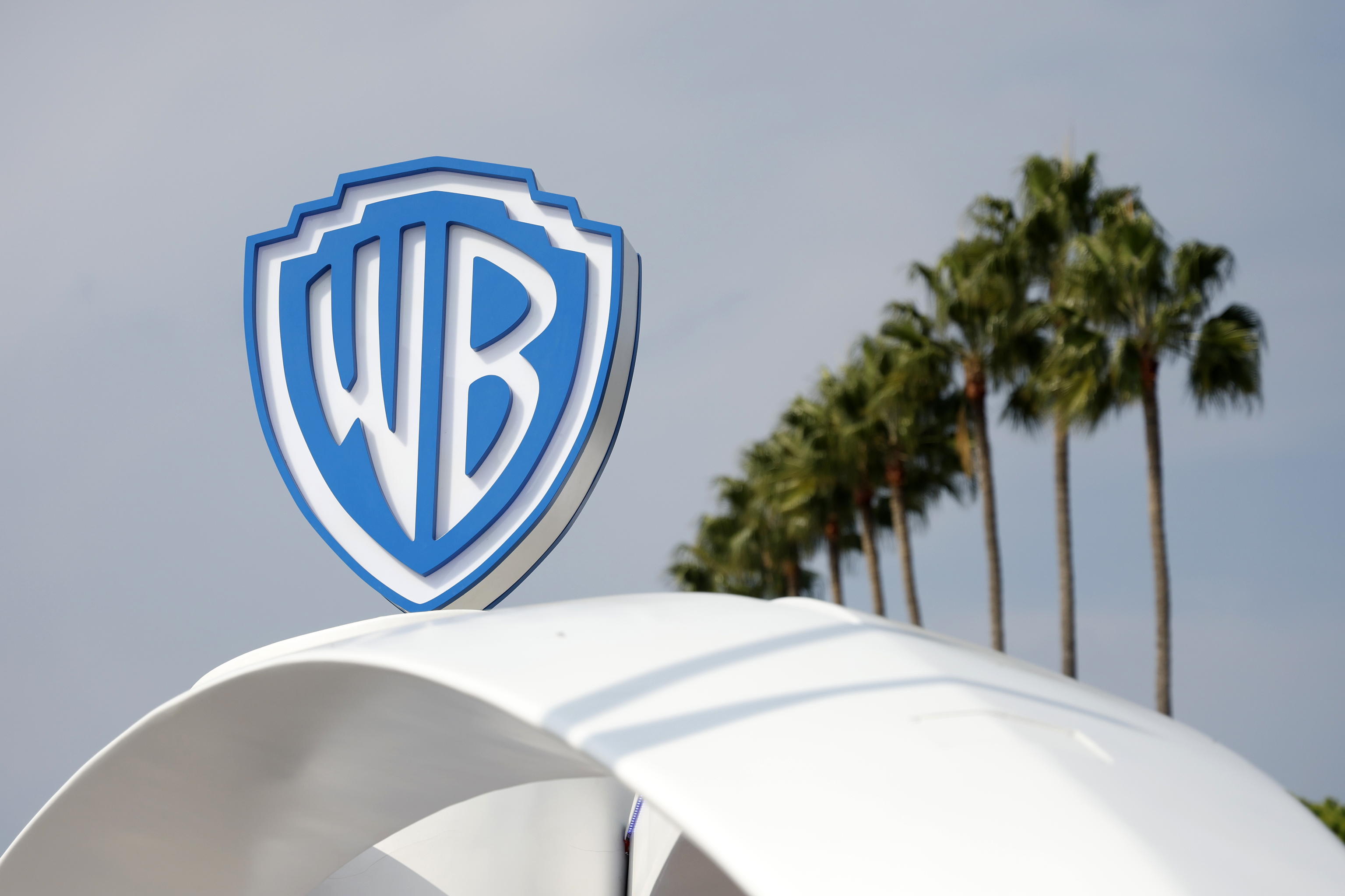 Azionisti della Warner approvano l’offerta di Paramount